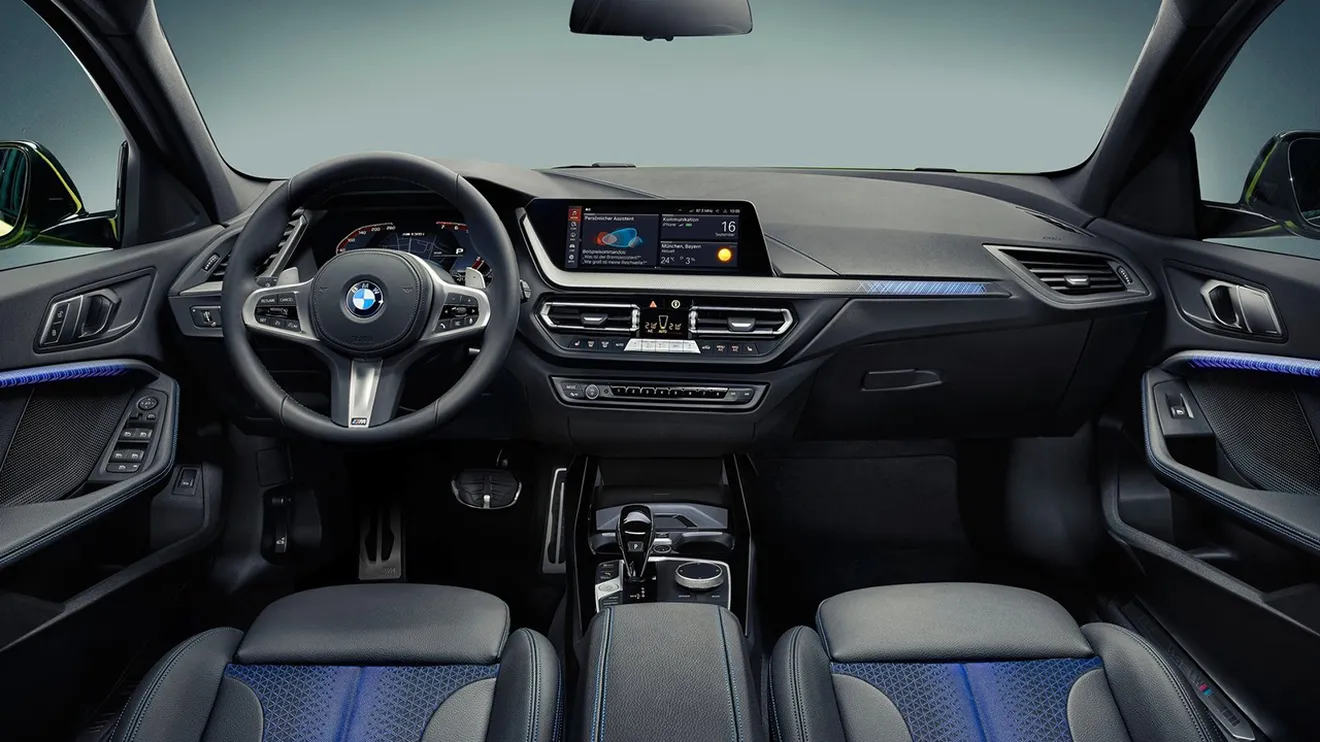 BMW M135i xDrive 2022 - interior