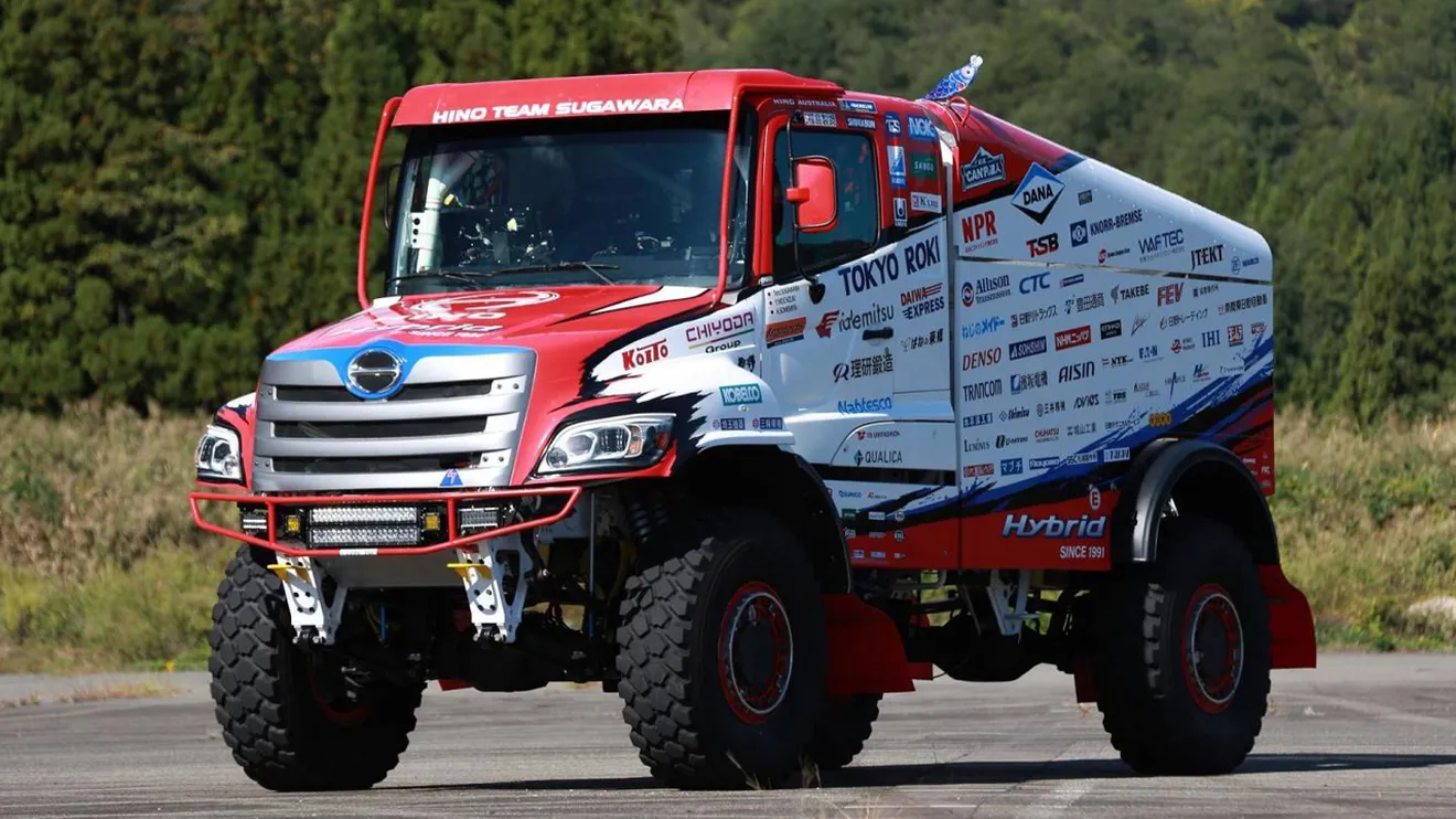 El camión híbrido de Hino estará en la clase reina del Dakar 2022