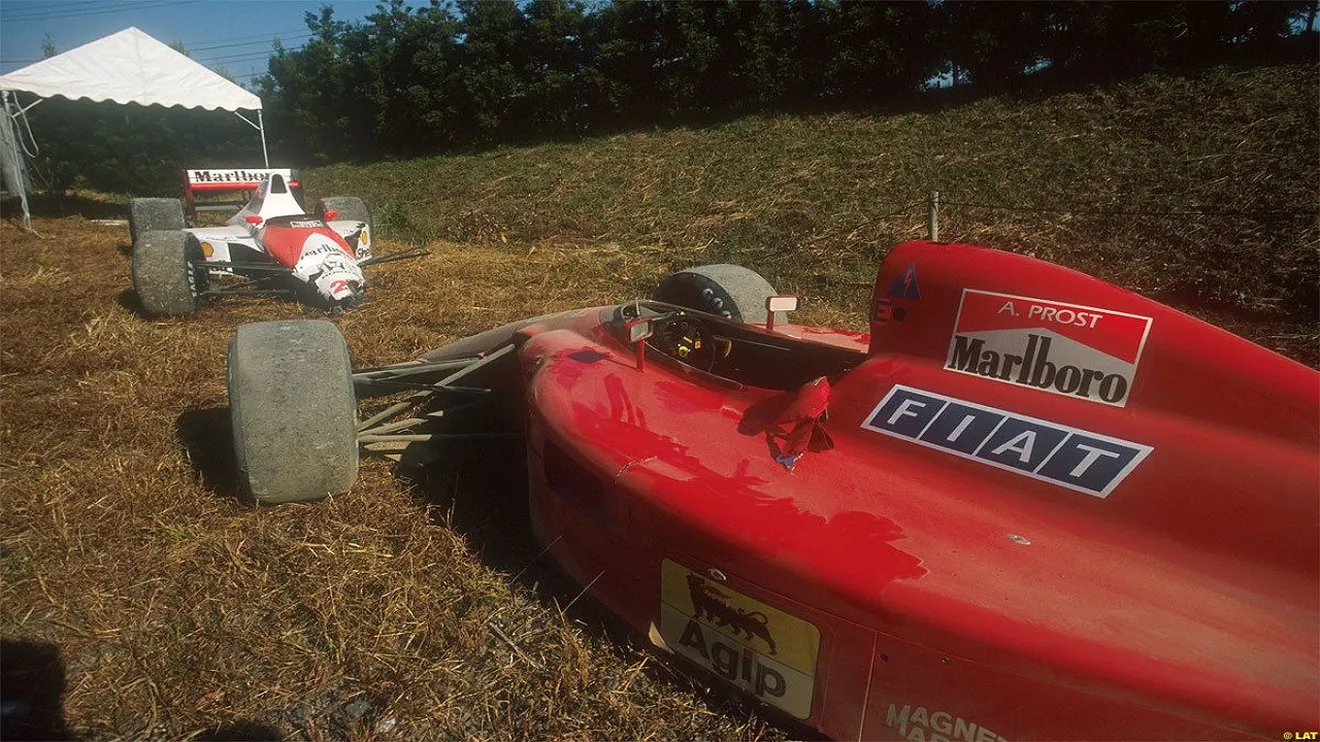 Los monoplazas de Ayrton Senna y Alain Prost tras el accidente en Japón