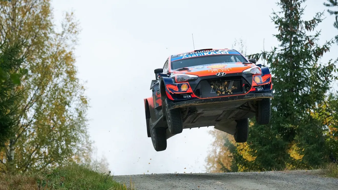 Elfyn Evans gana ventaja sobre Ott Tänak en el Rally de Finlandia