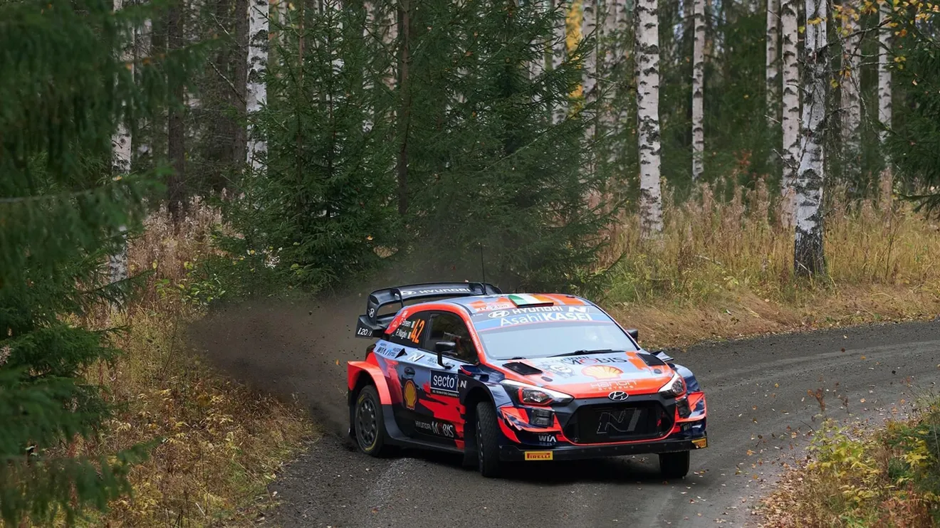 Elfyn Evans saca su lado salvaje para liderar el Rally de Finlandia