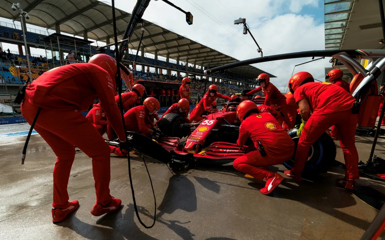 Ferrari explica el mal pit stop de Sainz, que avisa: «Empiezo a divertirme con el coche»