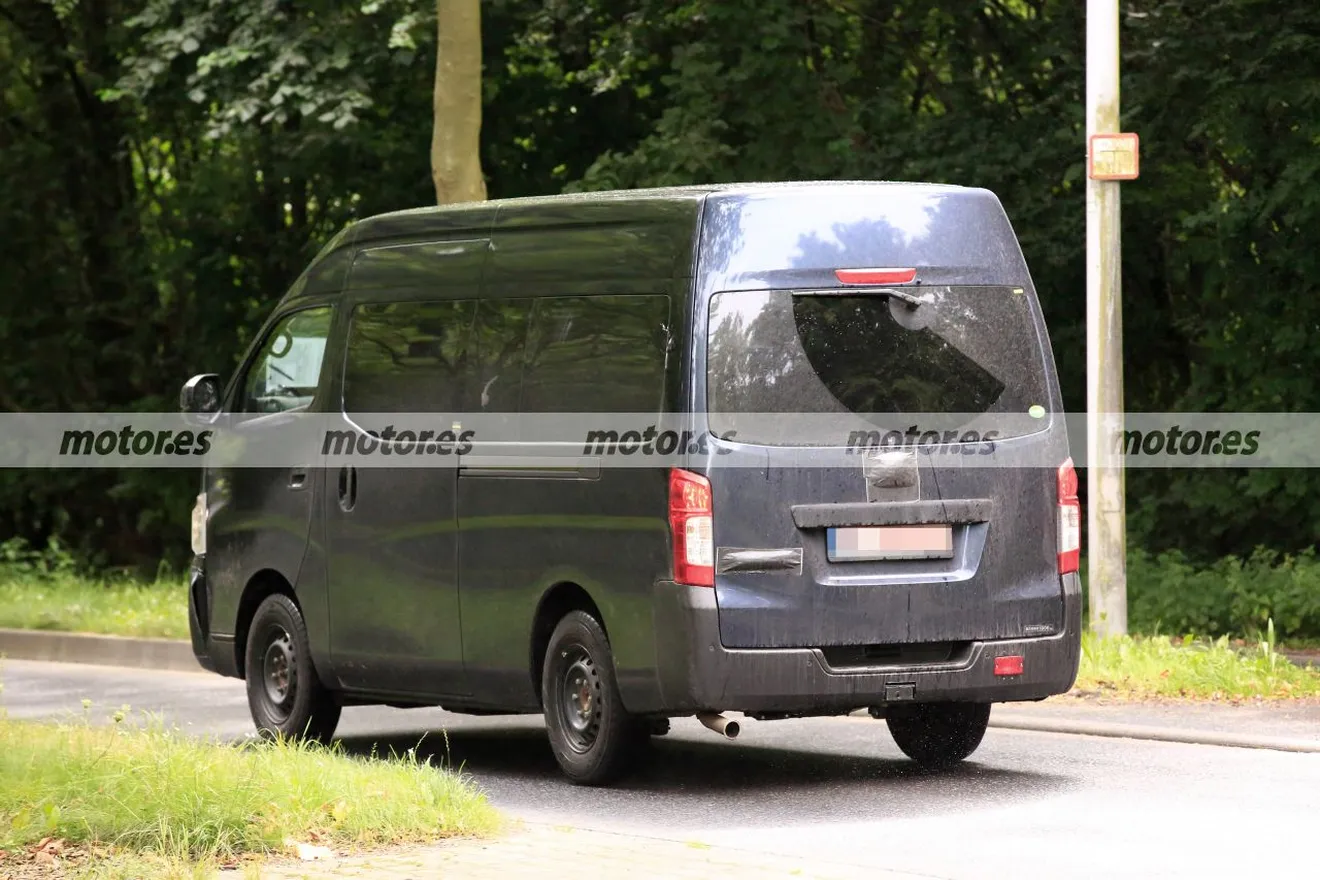 Foto espía Nissan NV350 Urvan Facelift 2022 - exterior