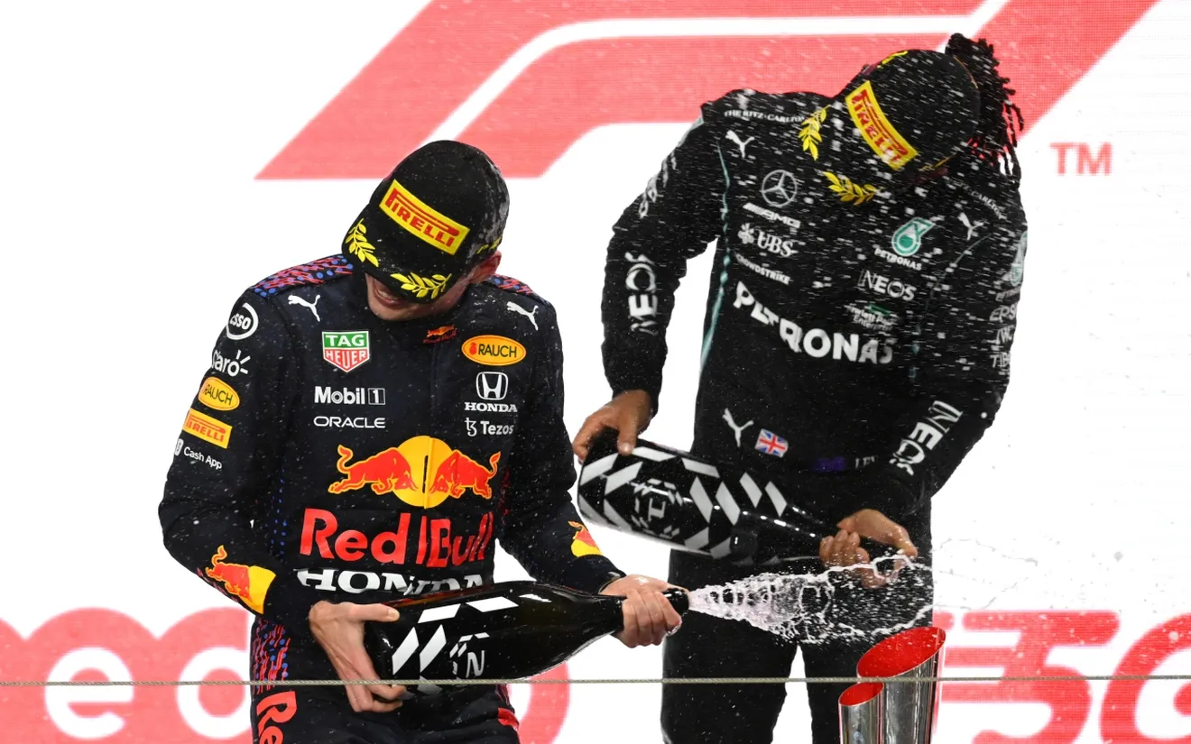 Así ve Hamilton al ‘inmaduro’ Verstappen: «Puede sobrepasar el límite y volver a la normalidad»
