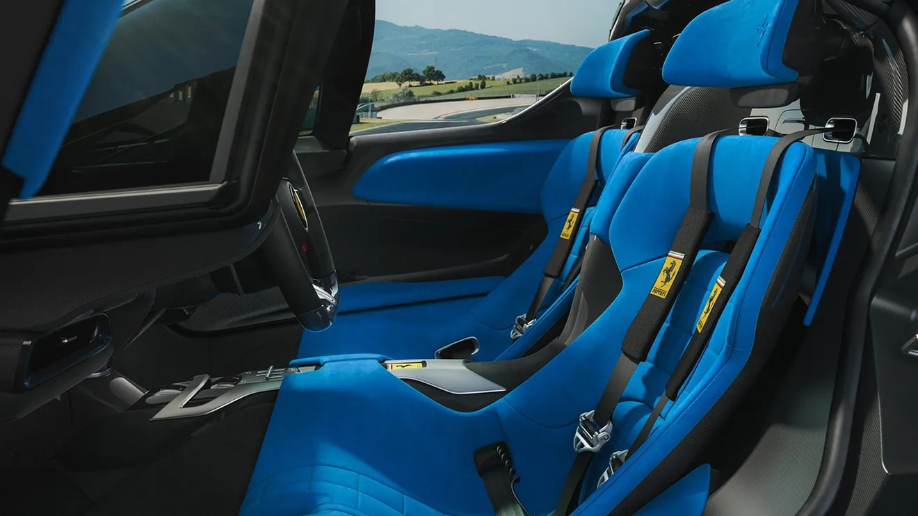 Ferrari Daytona SP3 - interior