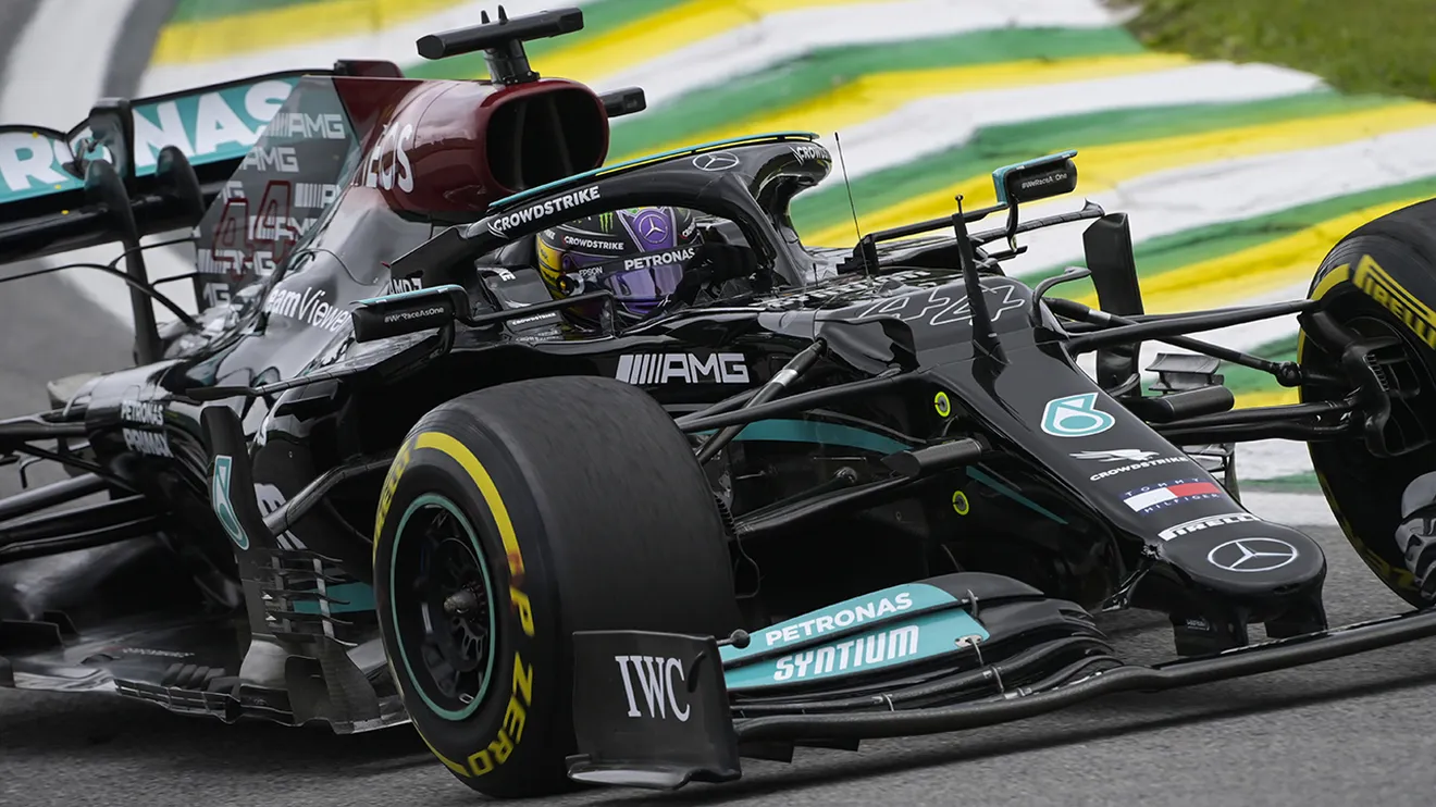 Hamilton puede con Verstappen en una épica lucha en Brasil