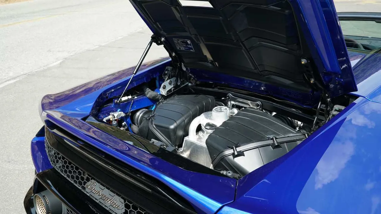 ¿Cambiar el aceite a un Lamborghini Huracán Spyder? Este vídeo te explica cómo hacerlo