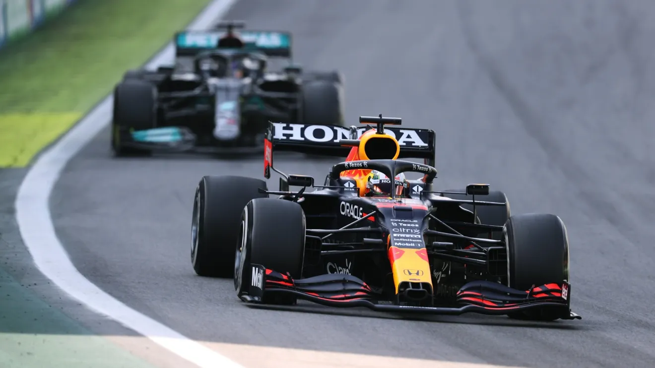 Mercedes pide a la FIA la revisión del 'cerrojazo' de Verstappen a Hamilton