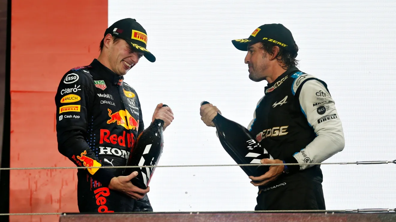 Alonso cree que Verstappen merece ganar: «Conduce un paso por delante del resto»