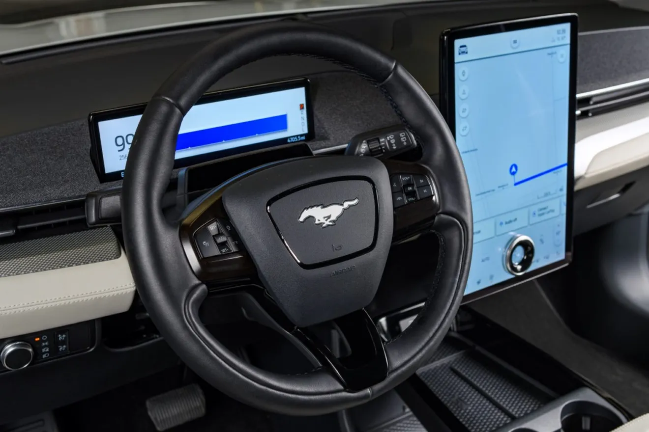 Foto Ford Mustang Mach-E 2022 - interior