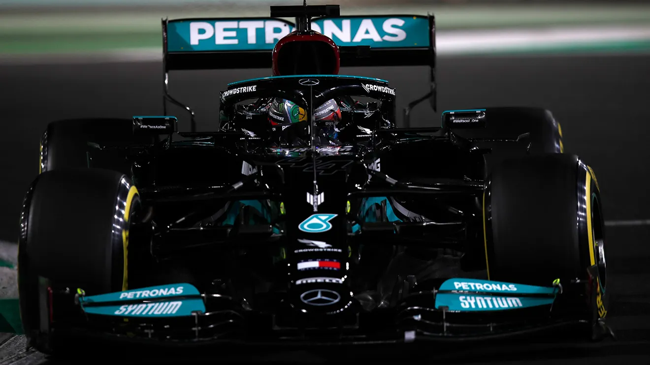 Hamilton mantiene el control en Jeddah pero Verstappen promete batalla