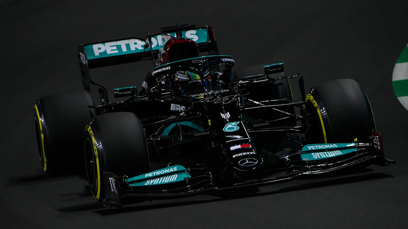 Golpe al Mundial: Verstappen le regala la pole a Hamilton con un accidente en la última curva