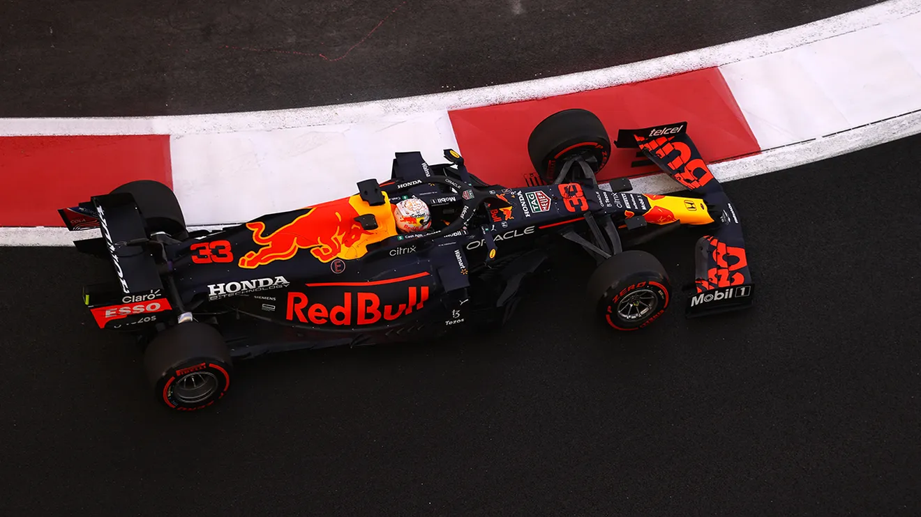 Verstappen golpea primero en el arranque del duelo final de 2021