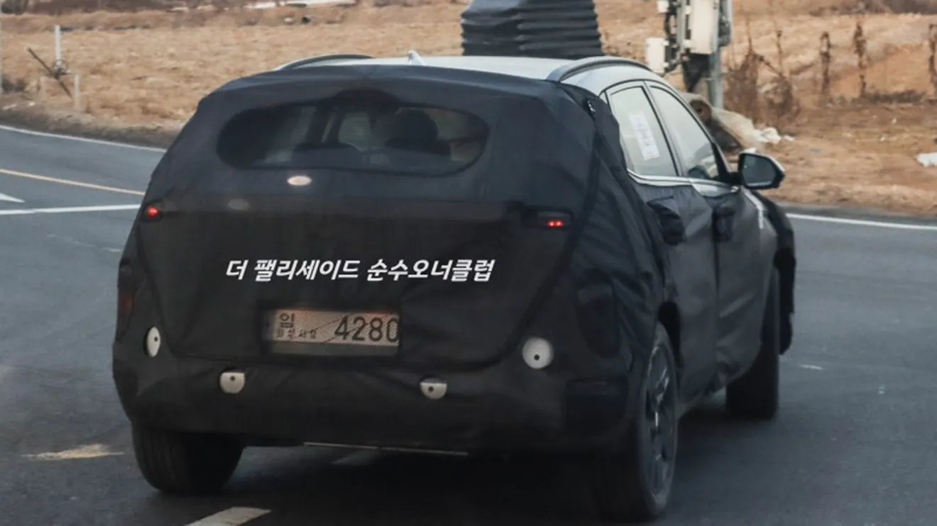 Hyundai Kona 2024 - foto espía posterior