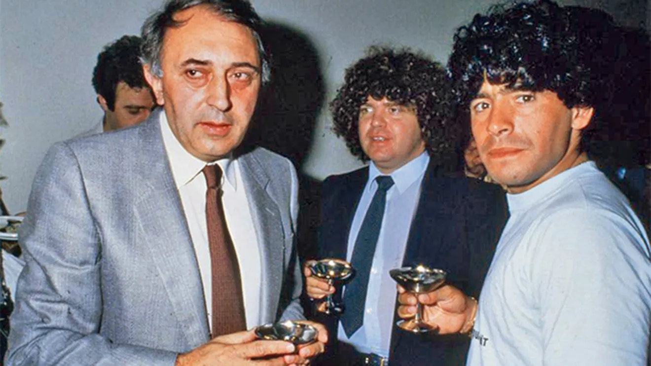 Corrado Ferlaino y Diego Armando Maradona