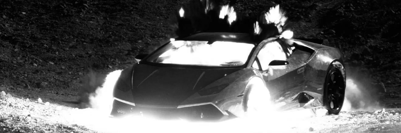 Vuelan un Lamborghini Huracán por los aires con dinamita para vender 888 vídeos en forma de NFT