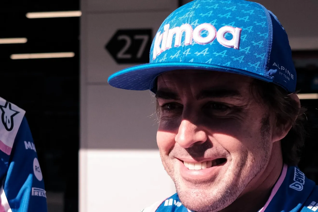 Alonso, deseando enfrentarse a un «nuevo reto» en Sakhir: «Siempre me divierte»