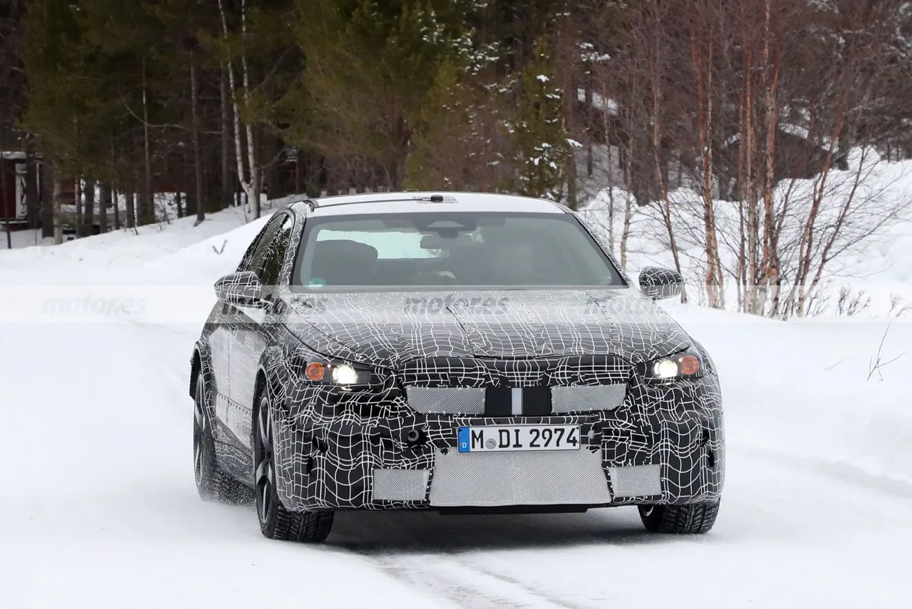 El nuevo BMW M5 PHEV 2024, cazado en fotos espía en las pruebas de invierno