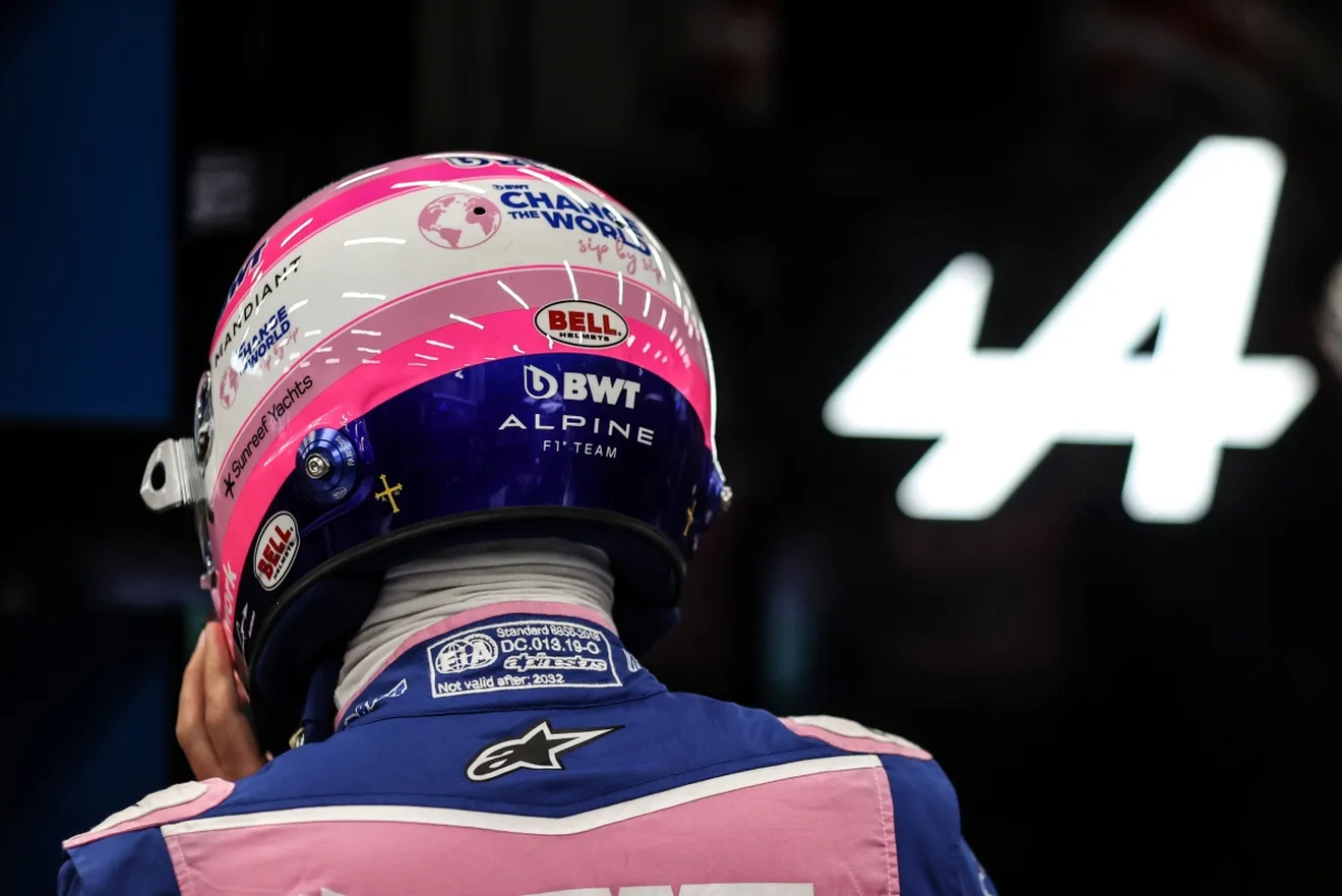Fernando Alonso explica por qué su casco de Fórmula 1 para 2022 es rosa