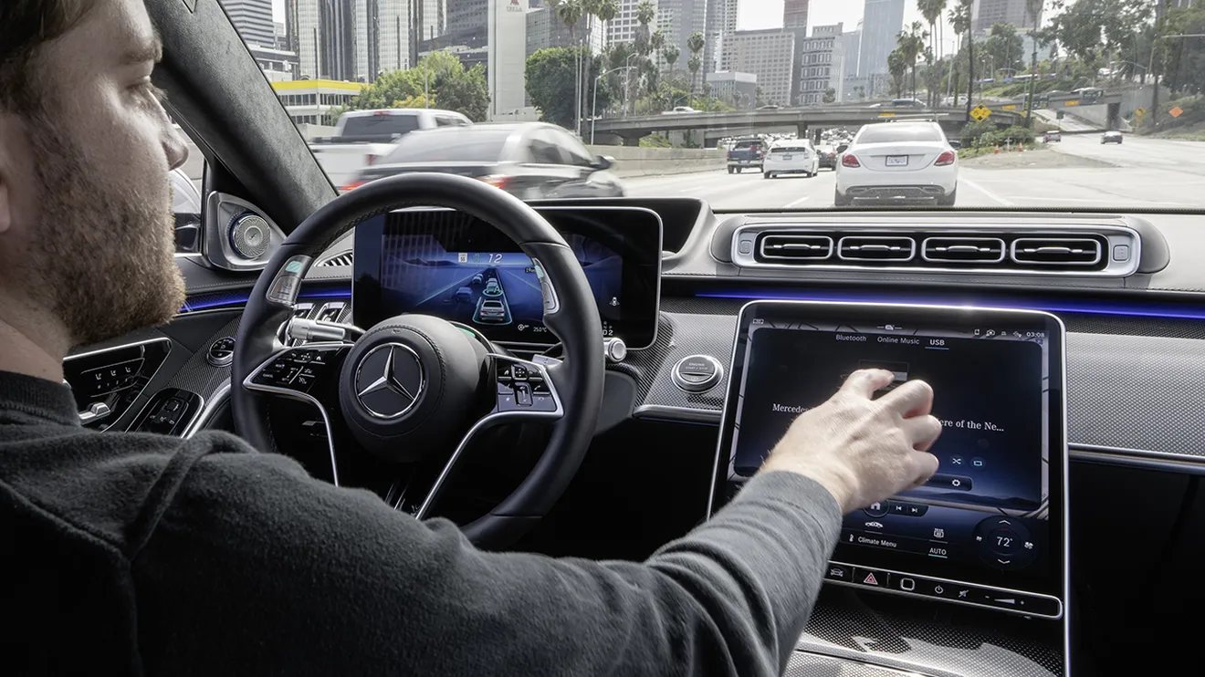 Mercedes marca el camino a Tesla: será legalmente responsable en caso de accidente con Drive Pilot