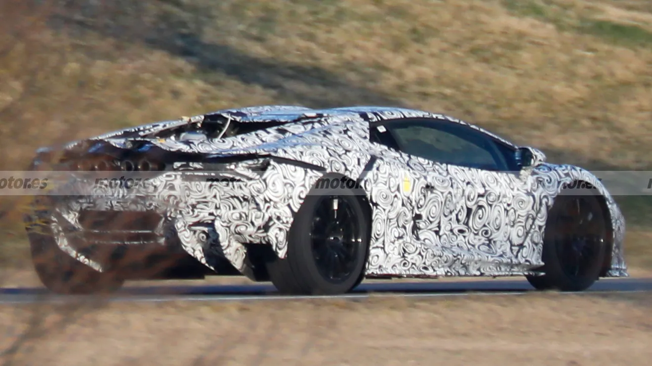 Lamborghini Aventador 2023 - foto espía posterior