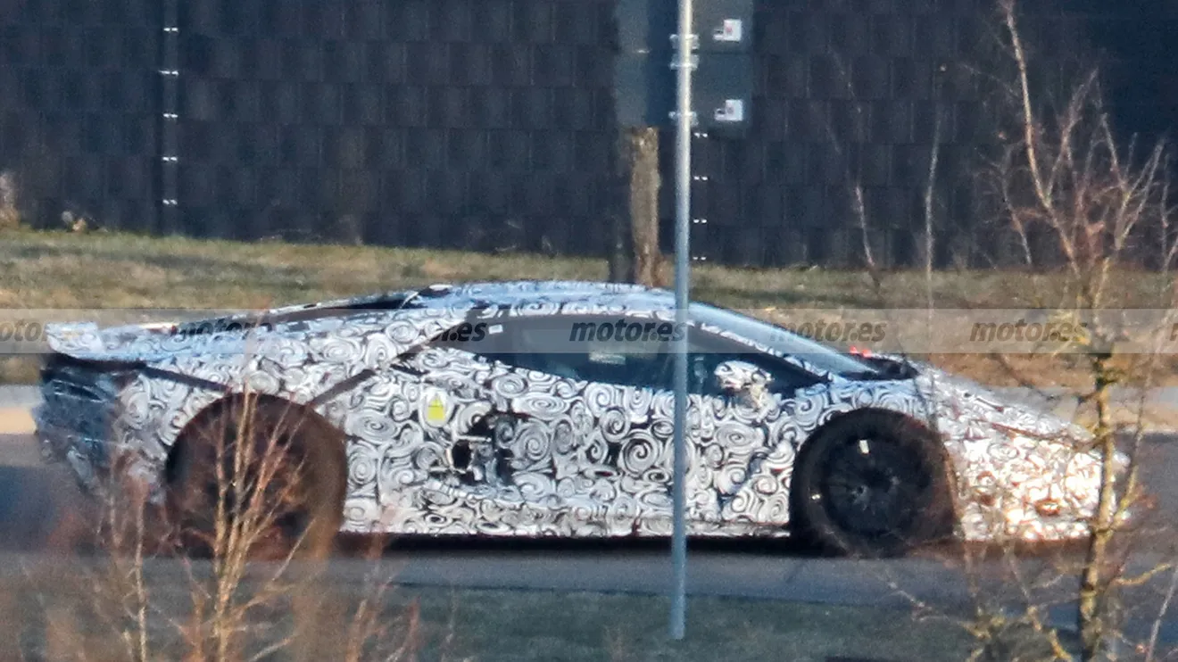 Lamborghini Aventador 2023 - foto espía lateral