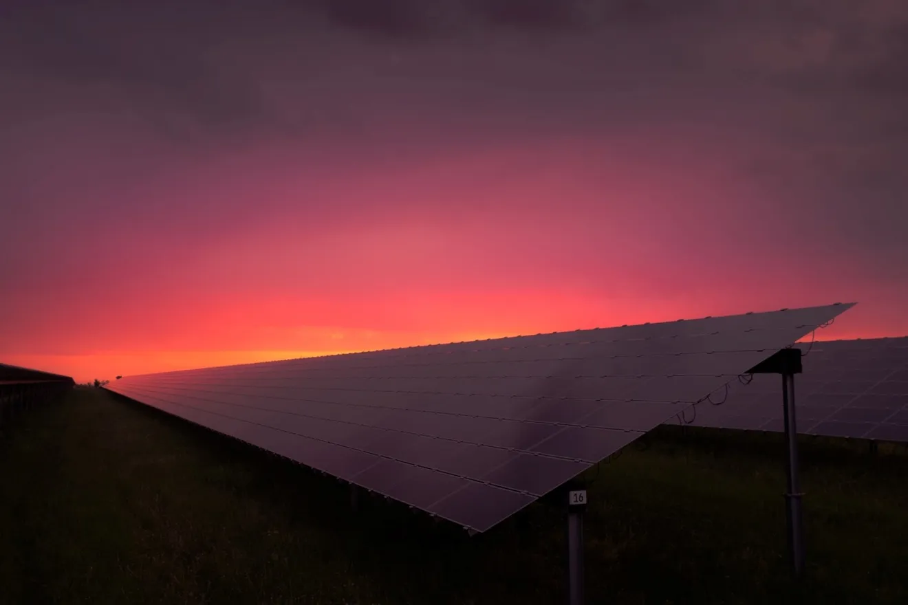 Crean paneles solares que generan electricidad durante la noche
