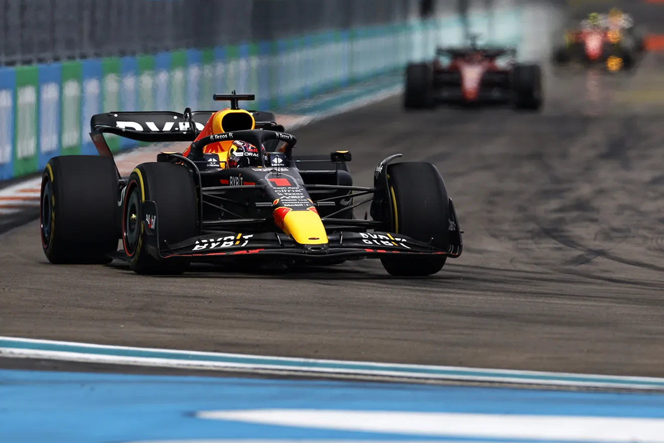 Verstappen, primer ganador de la historia en Miami, con Sainz en el podio