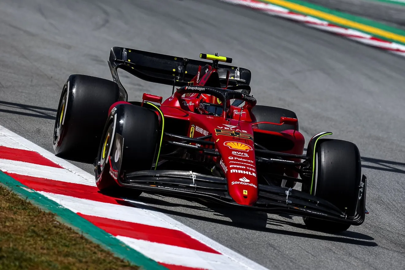 Doblete de Ferrari en una sesión de libres con muchos ensayos