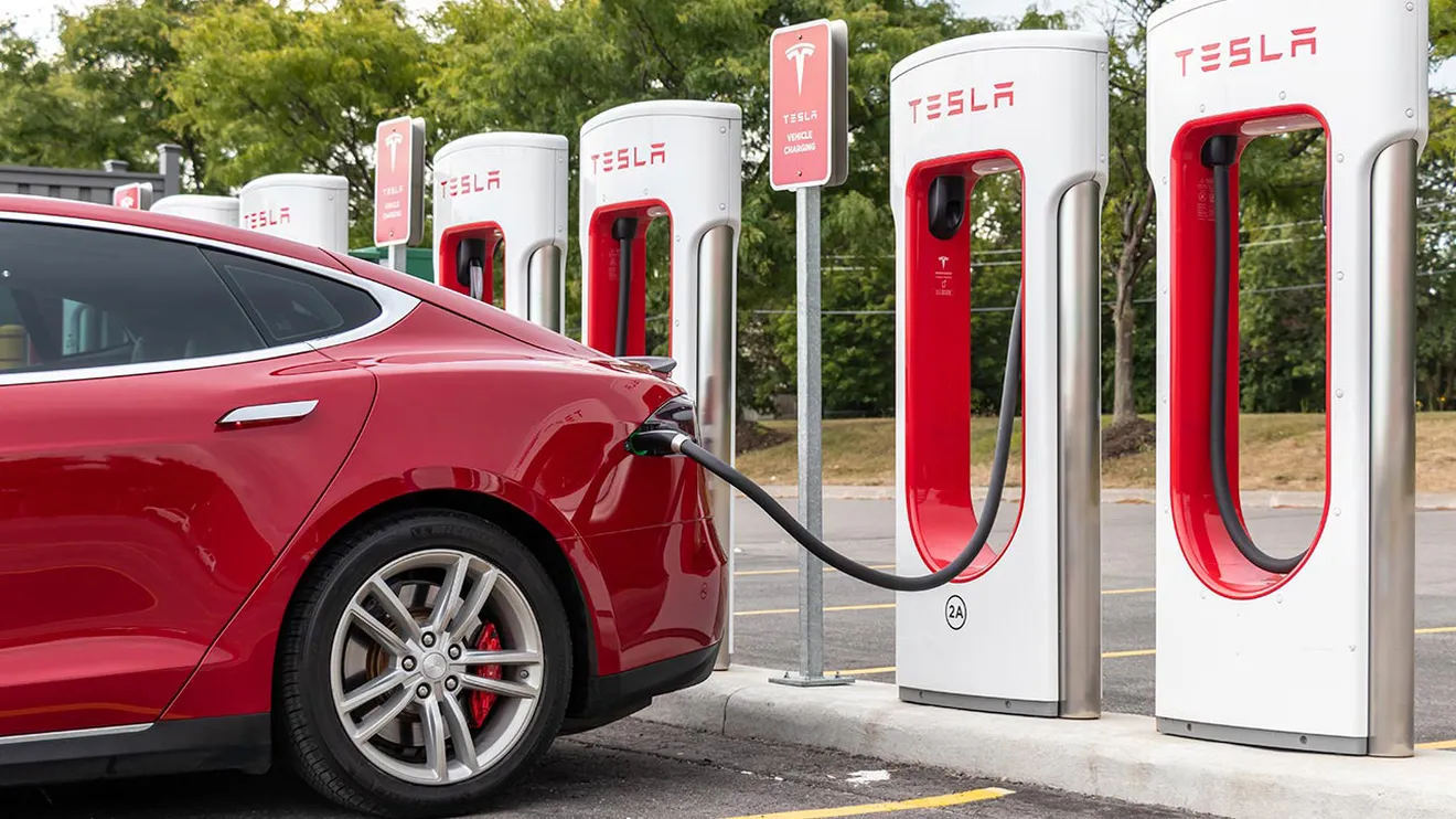 Tesla pide limitar la carga de sus coches eléctricos en Texas en plena ola de calor