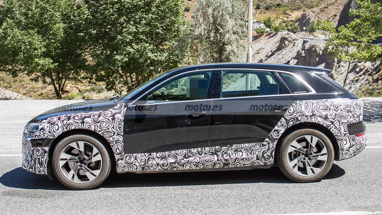 Audi e-tron 2023 - foto espía lateral