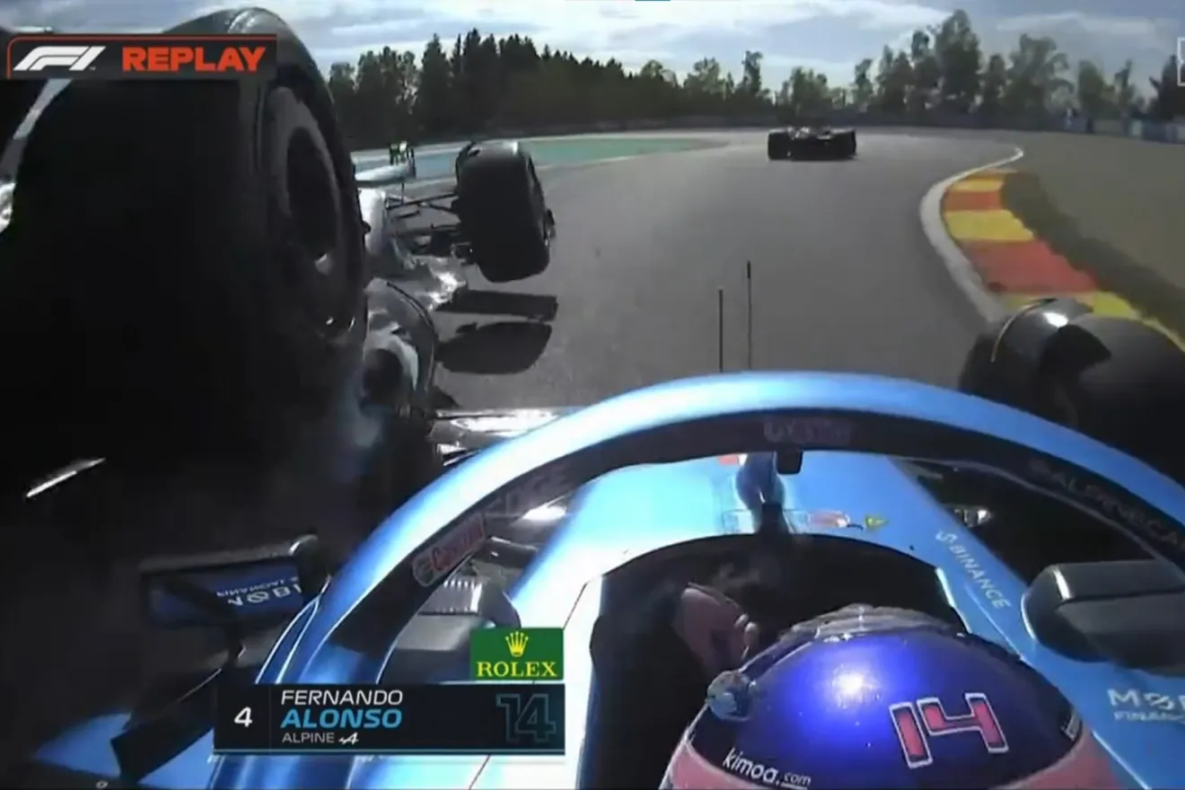 [VÍDEO] Aparatoso accidente entre Fernando Alonso y Hamilton: «¡Este tío es idiota!»
