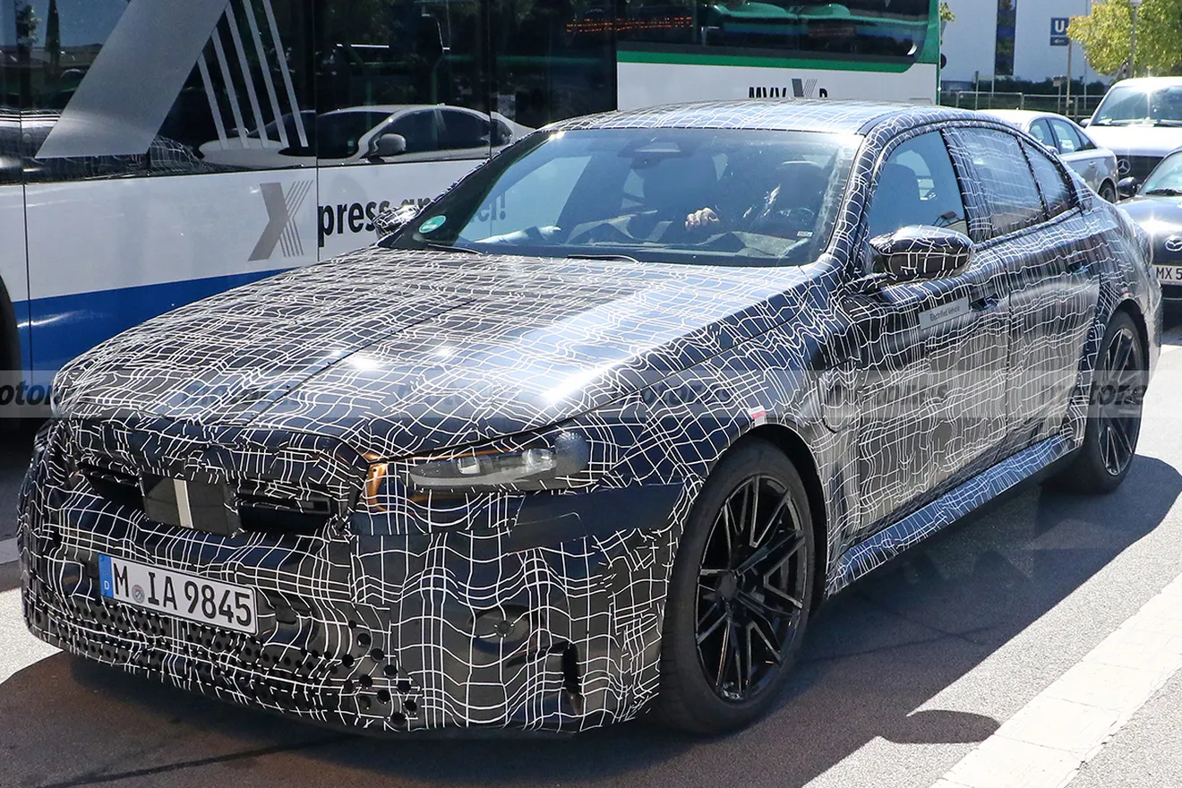 Cazado el nuevo BMW M5 híbrido enchufable con menos camuflaje, ¡más detalles a la vista!