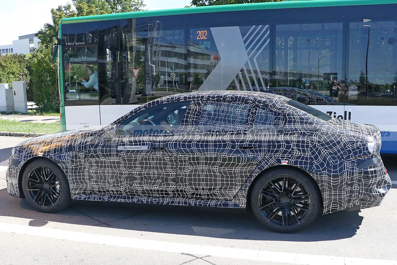 BMW M5 2024 - foto espía lateralB