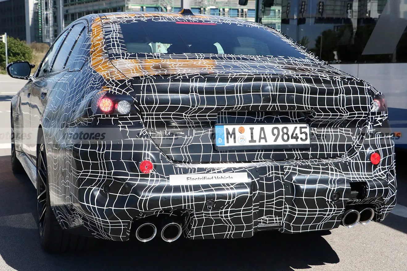 BMW M5 2024 - foto espía posterior