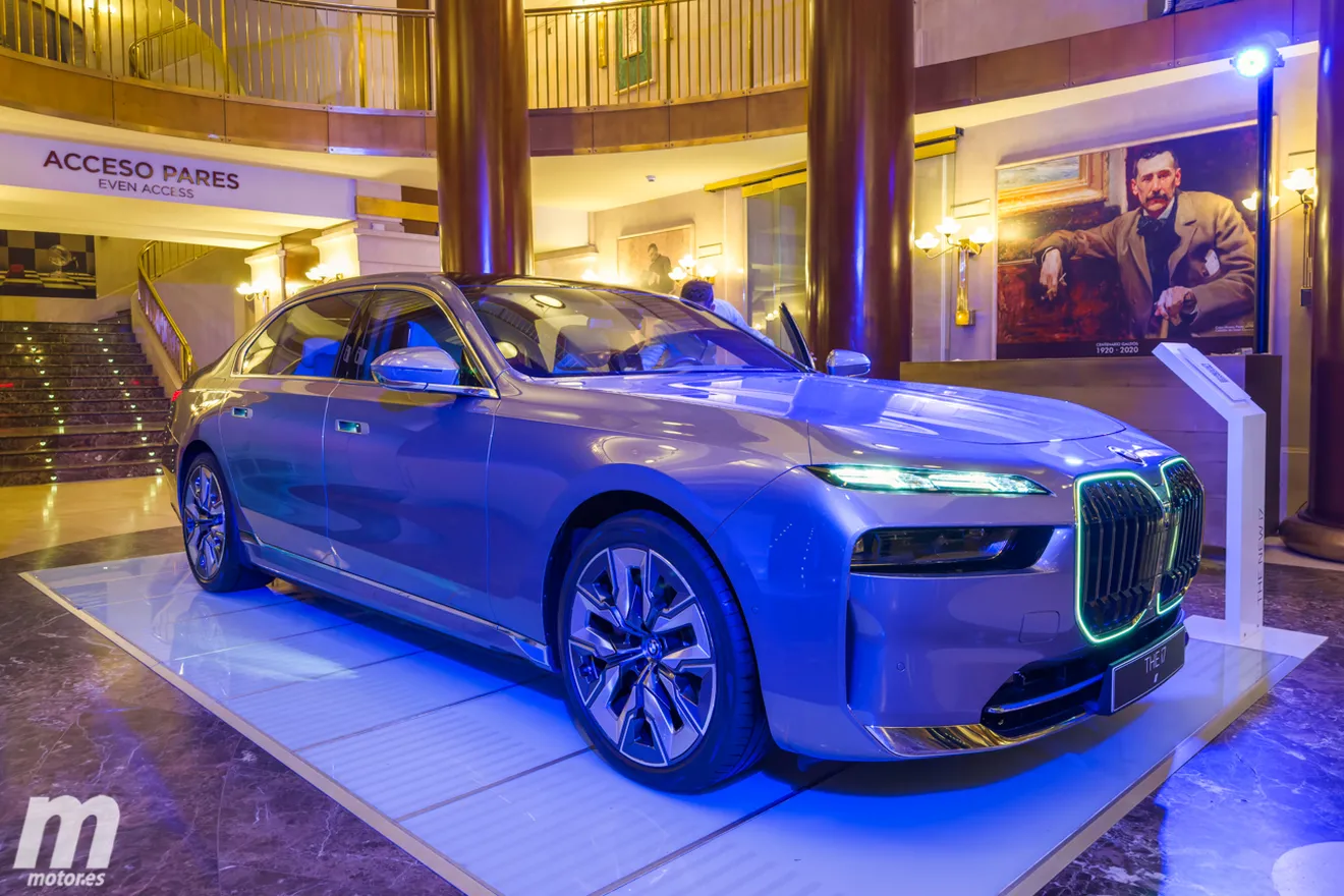 Primeras impresiones frente al BMW i7: tecnológico, imponente y de otro planeta