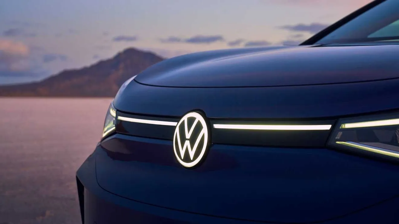 Europa cede a la presión, los logotipos iluminados de los coches serán legales en 2025
