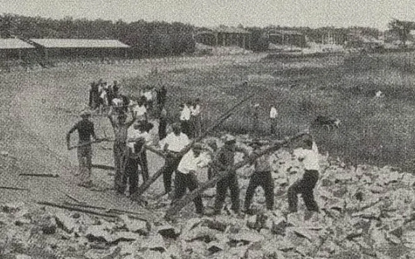 Labores de demolición de las curvas peraltadas originales en 1938