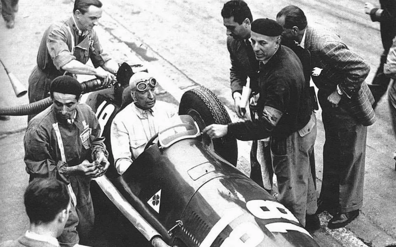Carlo Felice Trossi en los boxes con el Alfa Romeo 158