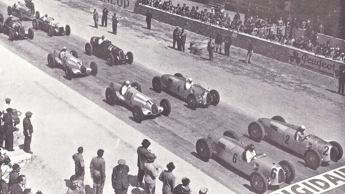 Parrilla del GP de Túnez de 1936: al fondo, con un mecánico, está Villapadierna