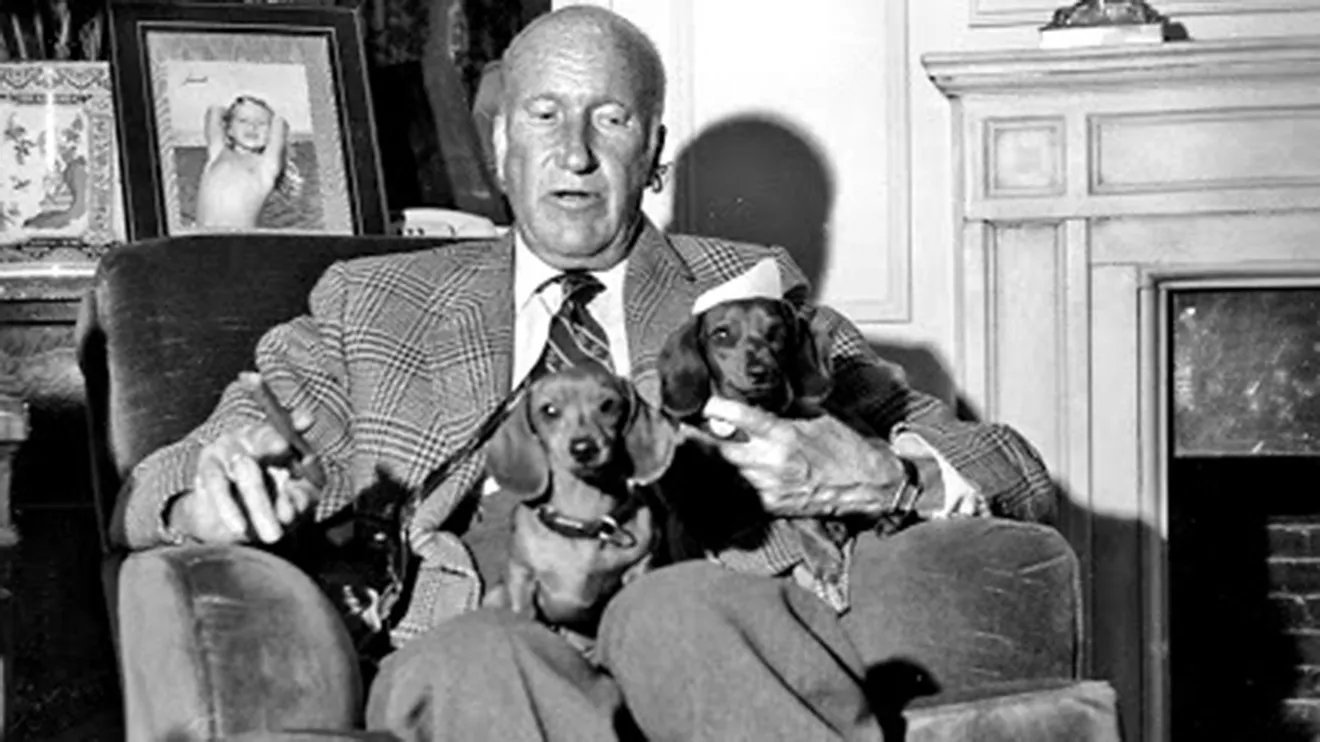 El conde, en su residencia, con sus queridos perros