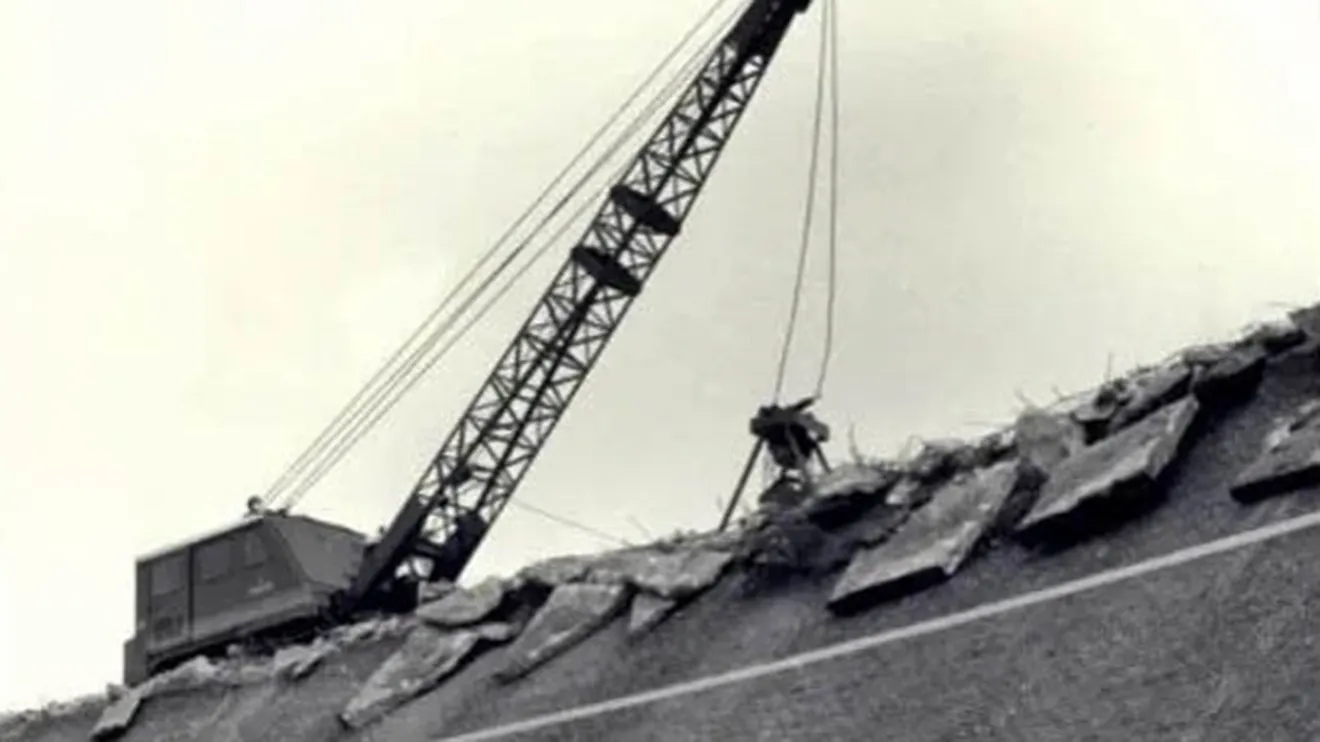 Demoliendo el peralte de la Nordkurve en 1967