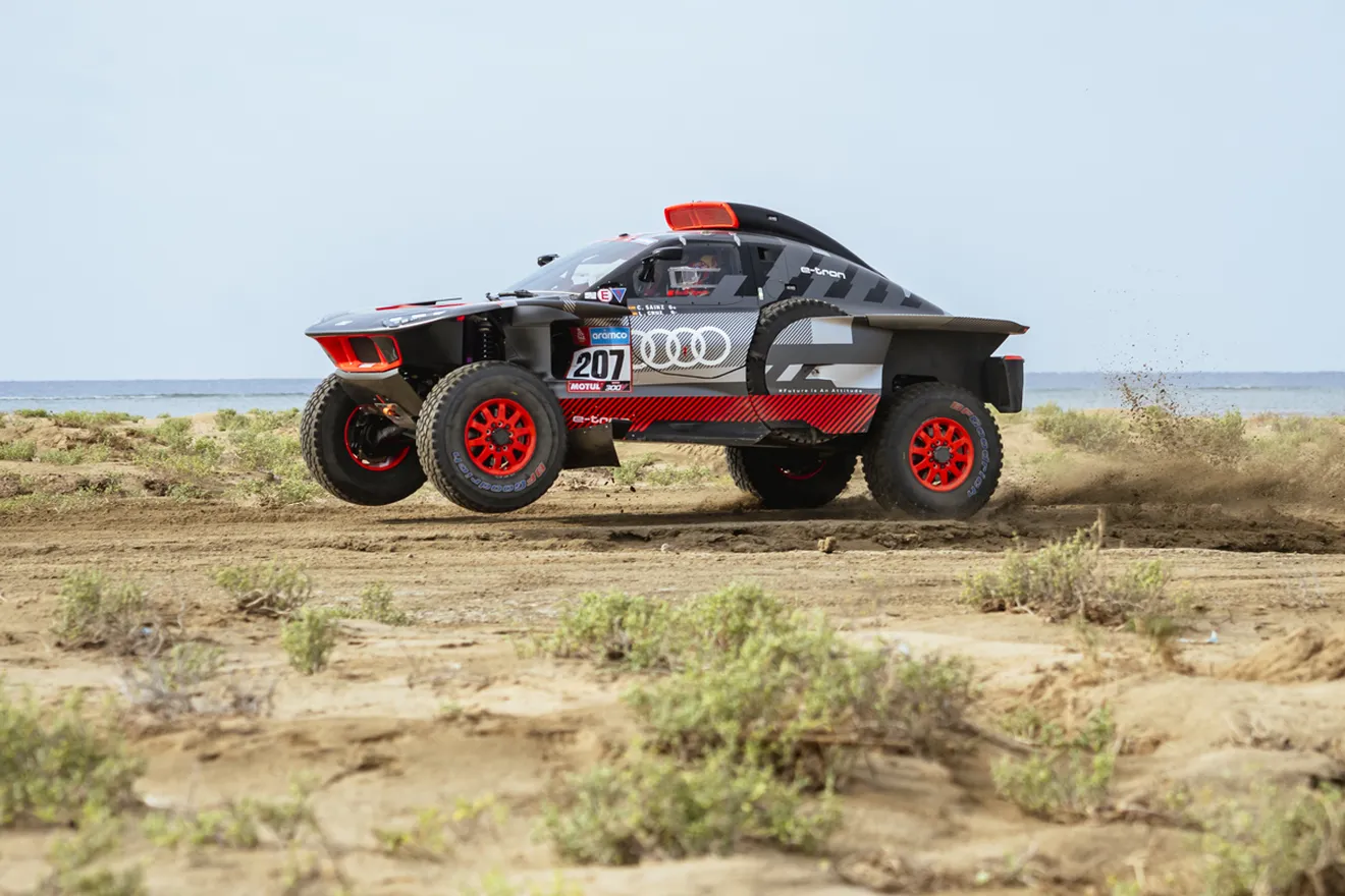 Carlos Sainz se anota una caótica primera etapa del Dakar en coches