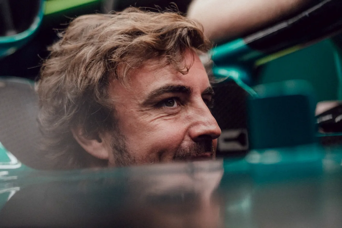 Fernando Alonso visita la factoría de Aston Martin para hacerse el asiento del AMR23