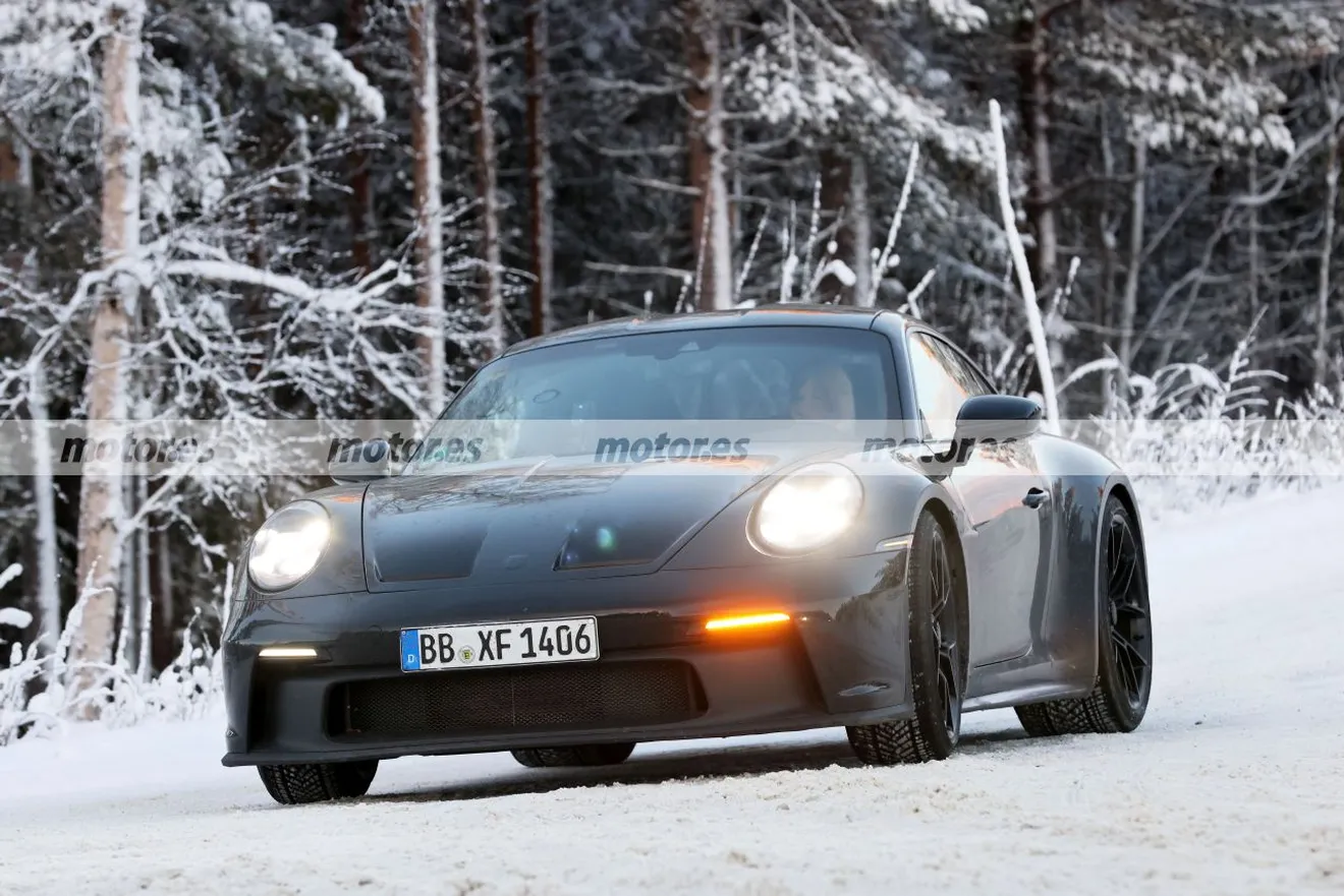 El nuevo Porsche 911 ST es cazado en Laponia maniobrando para evitar fotos espía