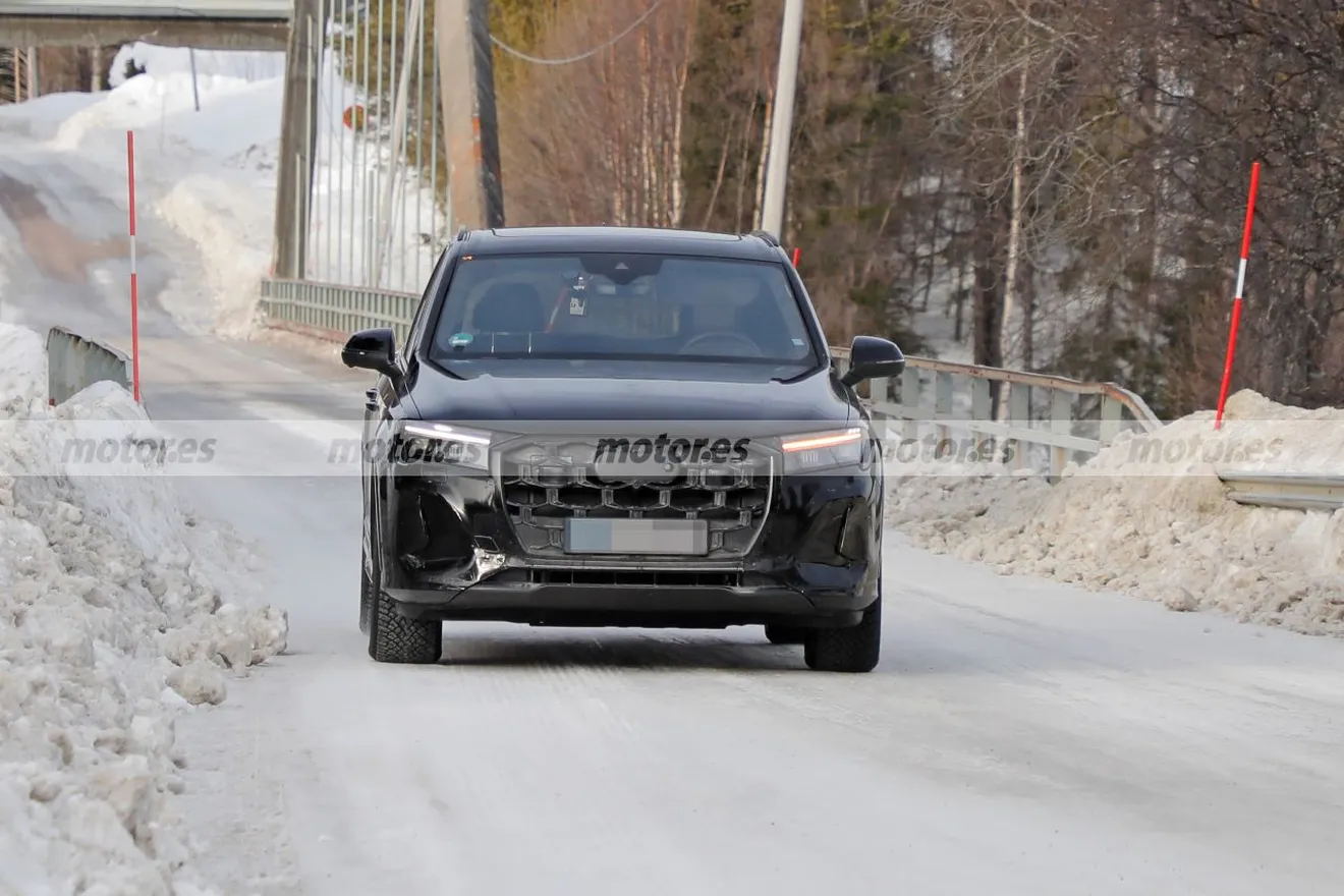 El Audi Q7 Facelift recupera el camuflaje negro de antaño, el gran SUV revela su nueva imagen en nuevas fotos