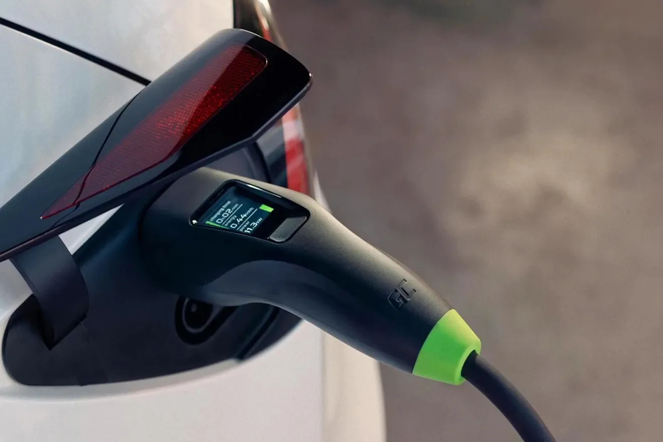 El sofisticado cable de Green Cell para coches eléctricos evita el alto coste de los cargadores domésticos