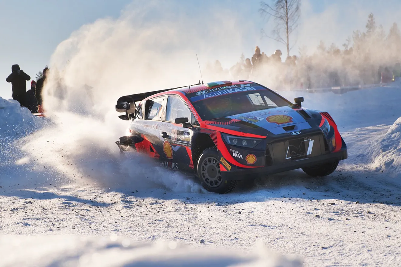 Craig Breen resiste por delante de Ott Tänak cuando se llega al ecuador del Rally de Suecia