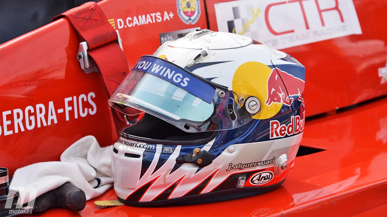 El casco de Jaime Alguersuari aun tenía las marcas de las carreras