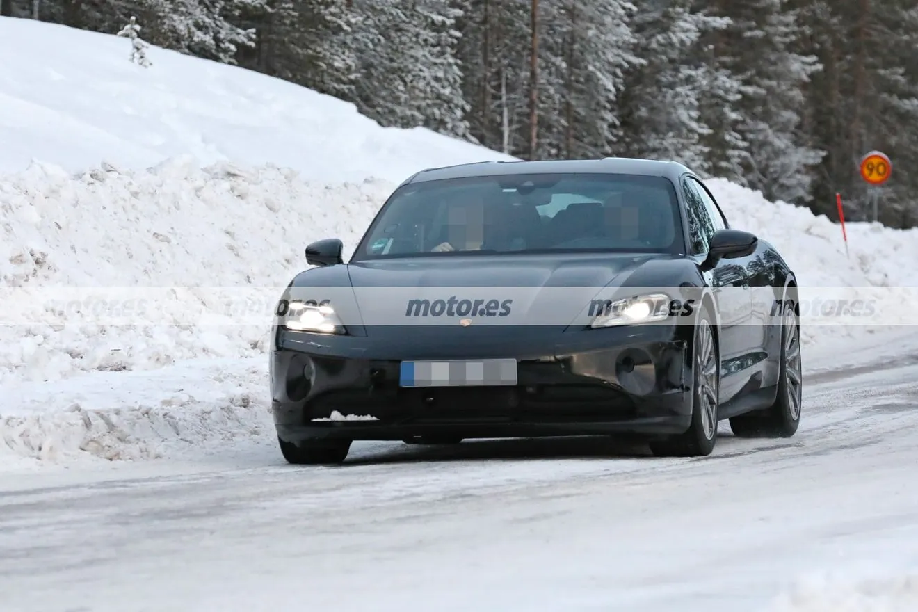 El Porsche Taycan Facelift vuelve a las pruebas de invierno, la berlina eléctrica muestra nuevos detalles